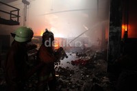 Petugas pemadam kebakaran berusaha memadamkan api.