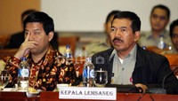 Di sisi lain, meski dijaga oleh Lemsaneg, masyarakat tetap perlu dijaga haknya untuk mengakses informasi soal Pemilu.