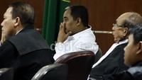 Luthfi Hasan Isaaq menyimak kesaksian para saksi. Lamhot Aritonang/detikFoto.