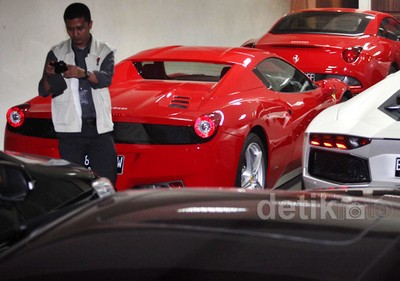 Ini Dia Deretan Mobil Mewah di Rumah Adik Atut