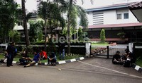 Rumah Akil Mochtar tampak sepi, wartawan yang ingin meliput hanya bisa menunggu di luar rumah. Lamhot Aritonang/detikFoto.