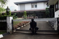 Petugas keamanan mengunci gerbang rumah Akil. Lamhot Aritonang/detikFoto.