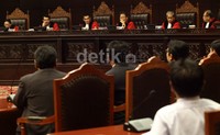 Meski Ketua MK ditangkap, operasional MK termasuk sidang tetap berlangsung tanpa masalah.