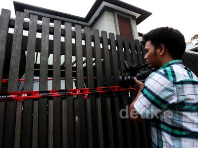 Rumah dan Mobil Mewah Suami Airin Disegel