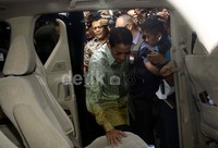 Sandiaga Uno meninggalkan gedung KPK dikawal sejumlah orang dan mobilnya sudah menunggu di pinggir jalan Rasuna Said. Lamhot Aritonang/detikFoto.