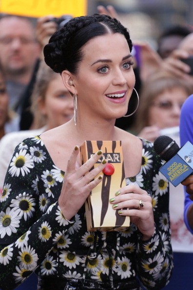 Lagu Baru Katy Perry Ungkap Kisah Perceraian dengan Russel Brand