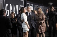 George Clooney dan Sandra Bullock menjadi sorotan saat berpose bersama. REUTERS/Andrew Kelly.