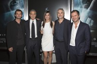 Sandra Bullock berfoto bersama Jonas Cuaron, George Clooney, Alfonso Cuaron and David Heyman. REUTERS/Andrew Kelly.     