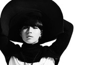 Taemin tampak feminin dengan topi super besar dan blus lengan panjang. (SME)