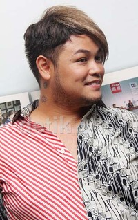Ivan juga bergaya dengan rambutnya yang setengah hitam dan setengah pirang. Gus Mun/detikHOT.