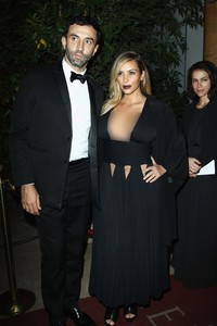 Berpose bersama desainer Riccardo Tisci, Kim tampil mengenakan dress hitam rancangan Tisci. Julien M. Hekimian/Getty Images.