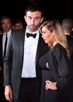 Kim Kardashian Pamer Dada di Paris