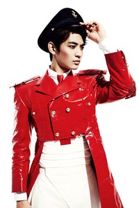 Minho gagah dengan kostum merah-putihnya. (SME)