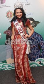 Anggun Berbatik ala Miss Tourism Asia 2012