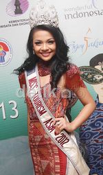 Anggun Berbatik ala Miss Tourism Asia 2012
