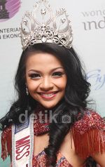Anggun Berbatik ala Miss Tourism Asia 2012