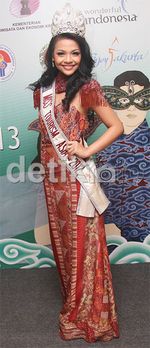 Anggun Berbatik ala Miss Tourism Asia 2012