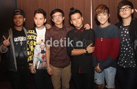 Meski begitu, Dicky, Ilham, Reza, Rafael, Rangga, dan Bisma tetap semangat menghibur para Smashblast. Gus Mun/detikHOT.
