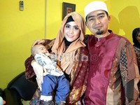 Ustad Solmed kompak berbatik dengan sang istri dan anaknya.