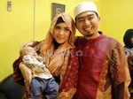 Ustad Solmed Kompak Berbatik dengan Anak dan Istri
