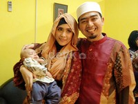 Ditemani April Jasmine dan anak kesayangannya, Ustad Solmed tampak bahagia.