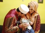 Ustad Solmed Kompak Berbatik dengan Anak dan Istri