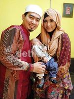 Ustad Solmed Kompak Berbatik dengan Anak dan Istri
