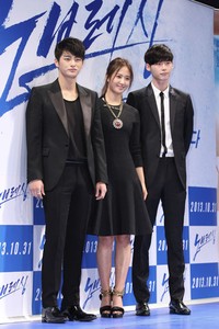 Yuri terlihat serasi dengan Seo In Guk dan Lee Jong Suk. TenAsia/Paeng Hyun-joon.