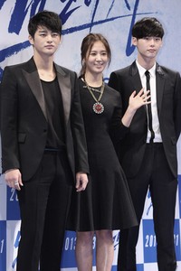 Ketiganya kompak tampil serba hitam from head to toe. TenAsia/Paeng Hyun-joon.
