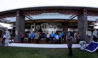 Wakil Ketua Panitia APEC 2013 Chairul Tanjung mengajak beberapa media untuk mengunjungi dan meninjau Sofitel.