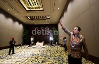 Pria yang akrab disapa CT itu mengajak wartawan untuk berkeliling melongok Hotel Sofitel.