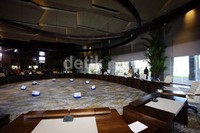 CT menunjukkan ruangan yang digunakan untuk acara retreat para kepala negara. Di dalam ruangan tersebut terdapat meja besar yang berbentuk melingkar.