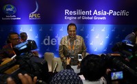 Chairul Tanjung menjawab pertanyaan-pertanyaan wartawan.