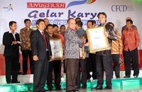 Garuda menerima penghargaan dalam program CSR Garuda Indonesia Peduli Tenun Nasional Prov. Bali, Kalimantan Barat, Nusa Tenggara Barat dan Sumatera Barat dan Garuda Indonesia Peduli Pelestarian Alam Melalui Pemanfaatan Kertas Daur Ulang.