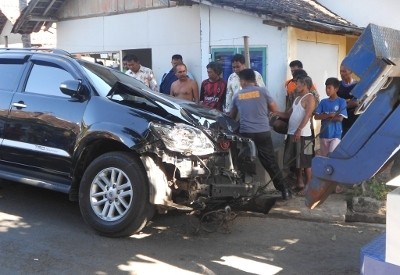 Setelah Tabrak Truk, Mobdin Wabup Situbondo Terperosok Selokan