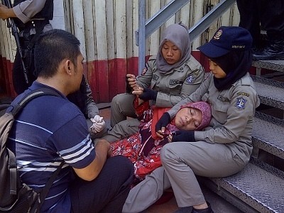 Pemilik Bangunan Liar Wonokromo Pingsan Saat Ditertibkan