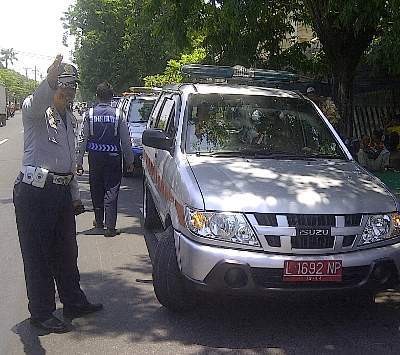 Mobil Dinas Kesehatan Ini Kepergok Parkir di Dekat Rambu P Coret
