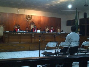 Lempar Bola ke Dada Rosada, Edi Siswadi Menangis Saat Beri Kesaksian