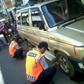 Tim Gembos Ban Sisir Parkir Liar, Pengendara Motor Kocar Kacir
