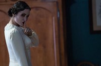 Ini dia penampakan salah satu wanita misterius berbaju putih. Matt Kennedy/FilmDistrict.