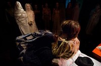 Dalton Lambert (Ty Simpkins) dikepung oleh sekelompok wanita misterius berbaju putih di kamarnya. Matt Kennedy/FilmDistrict.