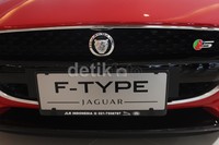 Selanjutnya mobil Jaguar F-Type juga terdapat fitur limited-slip differential untuk memaksimalkan traksi, yang membuat sport car asal Inggris ini memiliki karakter gesit, lincah dengan pengendalian terbaik dikelasnya.