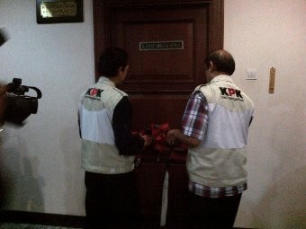 9 Jam Digeledah, KPK Bawa 6 Dus dan 2 Koper dari Kantor MK