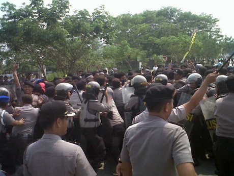 Mahasiswa Tuntut Atut Mundur, Ricuh dengan Polisi di Kantor DPRD