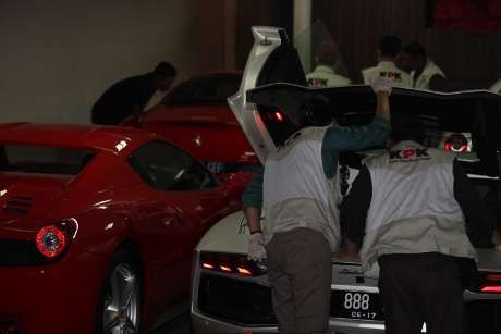 Perbandingan Mobil Super Mewah Wawan di Garasi dan LHKPN Airin