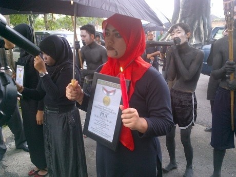 Pendemo Berikan Piagam Rekor Pemadaman Listrik Terlama ke PLN Medan