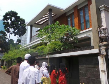 Pengajian Yatim Tetap Digelar di Rumah Suami Airin