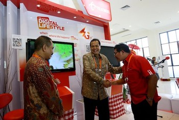     Saat mengunjungi pojok LTE tersebut, CT diterima langsung oleh Dirut Telkom Arief Yahya dan Dirut Telkomsel Alex Janangkih Sinaga.