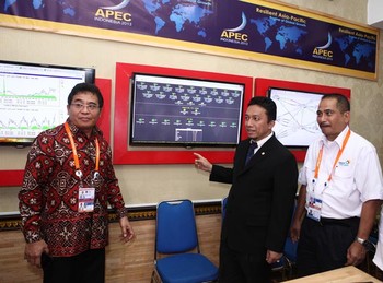 Menkominfo Tifatul Sembiring ditemani oleh Direktur Utama Telkom Arief Yahya dan Direktur Utama Telkomsel Alex Janangkih SInaga.