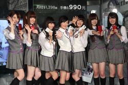 Pesona Ponsel Android di Tangan Wanita Jelita